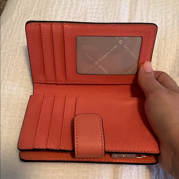 Michael Kors wallet with coin zipper pouch - Picture 2 of 2